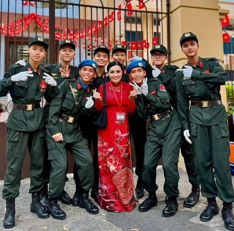 Đại lễ 30/4: Lan Ngọc, Tiểu Vy và dàn sao Việt tự hào tham gia diễu hành, Hoà Minzy đưa con trai "cắm trại" ngay từ khuya- Ảnh 17. Đại lễ 30/4: Lan Ngọc, Tiểu Vy và dàn sao Việt tự hào tham gia diễu hành, Hoà Minzy đưa con trai "cắm trại" ngay từ khuya- Ảnh 17.