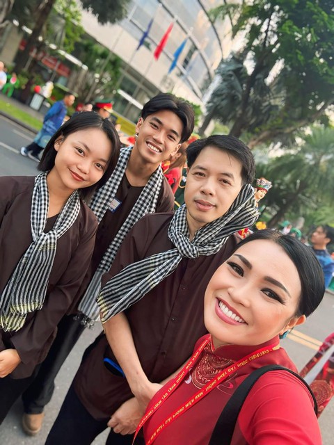 Đại lễ 30/4: Lan Ngọc, Tiểu Vy và dàn sao Việt tự hào tham gia diễu hành, Hoà Minzy đưa con trai "cắm trại" ngay từ khuya- Ảnh 18. Đại lễ 30/4: Lan Ngọc, Tiểu Vy và dàn sao Việt tự hào tham gia diễu hành, Hoà Minzy đưa con trai "cắm trại" ngay từ khuya- Ảnh 18.