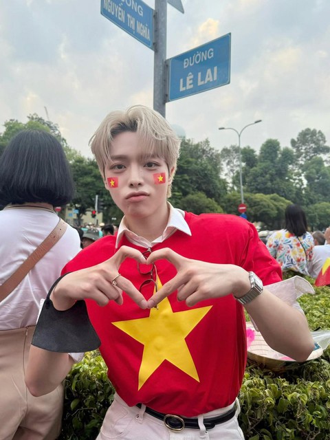 Đại lễ 30/4: Lan Ngọc, Tiểu Vy và dàn sao Việt tự hào tham gia diễu hành, Hoà Minzy đưa con trai "cắm trại" ngay từ khuya- Ảnh 20. Đại lễ 30/4: Lan Ngọc, Tiểu Vy và dàn sao Việt tự hào tham gia diễu hành, Hoà Minzy đưa con trai "cắm trại" ngay từ khuya- Ảnh 20.