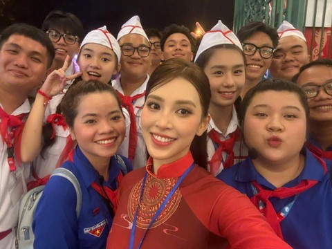 Đại lễ 30/4: Lan Ngọc, Tiểu Vy và dàn sao Việt tự hào tham gia diễu hành, Hoà Minzy đưa con trai "cắm trại" ngay từ khuya- Ảnh 9. Đại lễ 30/4: Lan Ngọc, Tiểu Vy và dàn sao Việt tự hào tham gia diễu hành, Hoà Minzy đưa con trai "cắm trại" ngay từ khuya- Ảnh 9.