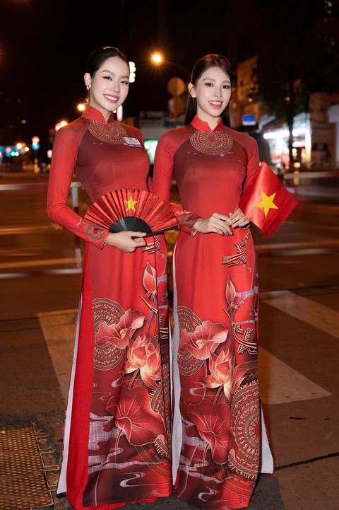 Đại lễ 30/4: Lan Ngọc, Tiểu Vy và dàn sao Việt tự hào tham gia diễu hành, Hoà Minzy đưa con trai "cắm trại" ngay từ khuya- Ảnh 8. Đại lễ 30/4: Lan Ngọc, Tiểu Vy và dàn sao Việt tự hào tham gia diễu hành, Hoà Minzy đưa con trai "cắm trại" ngay từ khuya- Ảnh 8.