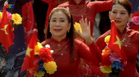 Đại lễ 30/4: Lan Ngọc, Tiểu Vy và dàn sao Việt tự hào tham gia diễu hành, Hoà Minzy đưa con trai "cắm trại" ngay từ khuya- Ảnh 3. Đại lễ 30/4: Lan Ngọc, Tiểu Vy và dàn sao Việt tự hào tham gia diễu hành, Hoà Minzy đưa con trai "cắm trại" ngay từ khuya- Ảnh 3.