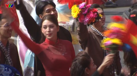 Đại lễ 30/4: Lan Ngọc, Tiểu Vy và dàn sao Việt tự hào tham gia diễu hành, Hoà Minzy đưa con trai "cắm trại" ngay từ khuya- Ảnh 4. Đại lễ 30/4: Lan Ngọc, Tiểu Vy và dàn sao Việt tự hào tham gia diễu hành, Hoà Minzy đưa con trai "cắm trại" ngay từ khuya- Ảnh 4.