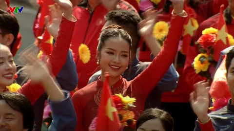 Đại lễ 30/4: Lan Ngọc, Tiểu Vy và dàn sao Việt tự hào tham gia diễu hành, Hoà Minzy đưa con trai "cắm trại" ngay từ khuya- Ảnh 5. Đại lễ 30/4: Lan Ngọc, Tiểu Vy và dàn sao Việt tự hào tham gia diễu hành, Hoà Minzy đưa con trai "cắm trại" ngay từ khuya- Ảnh 5.