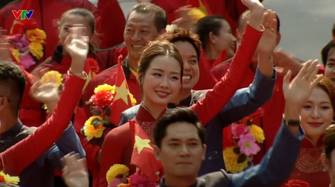 Đại lễ 30/4: Lan Ngọc, Tiểu Vy và dàn sao Việt tự hào tham gia diễu hành, Hoà Minzy đưa con trai "cắm trại" ngay từ khuya- Ảnh 6. Đại lễ 30/4: Lan Ngọc, Tiểu Vy và dàn sao Việt tự hào tham gia diễu hành, Hoà Minzy đưa con trai "cắm trại" ngay từ khuya- Ảnh 6.