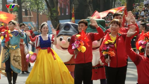 Đại lễ 30/4: Lan Ngọc, Tiểu Vy và dàn sao Việt tự hào tham gia diễu hành, Hoà Minzy đưa con trai "cắm trại" ngay từ khuya- Ảnh 7. Đại lễ 30/4: Lan Ngọc, Tiểu Vy và dàn sao Việt tự hào tham gia diễu hành, Hoà Minzy đưa con trai "cắm trại" ngay từ khuya- Ảnh 7.