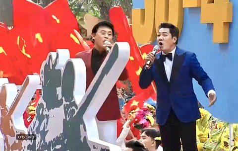 NSND Quốc Hưng hát mở màn tại Đại lễ 30/4, trước hàng vạn quân dân: "Cảm xúc vô cùng đặc biệt" - Ảnh 3. NSND Quốc Hưng hát mở màn tại Đại lễ 30/4, trước hàng vạn quân dân: "Cảm xúc vô cùng đặc biệt" - Ảnh 3.