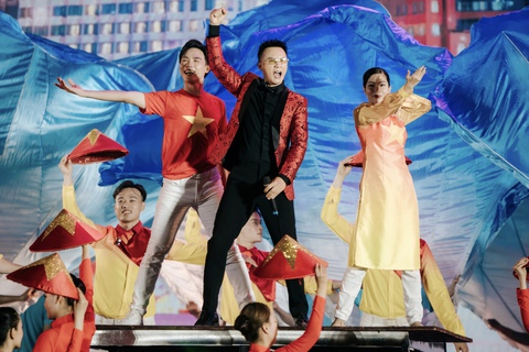 Hoàng Bách: "Tôi tự hào khi được hát bài hát này trong ngày đặc biệt của đất nước"- Ảnh 6. Hoàng Bách: "Tôi tự hào khi được hát bài hát này trong ngày đặc biệt của đất nước"- Ảnh 6.