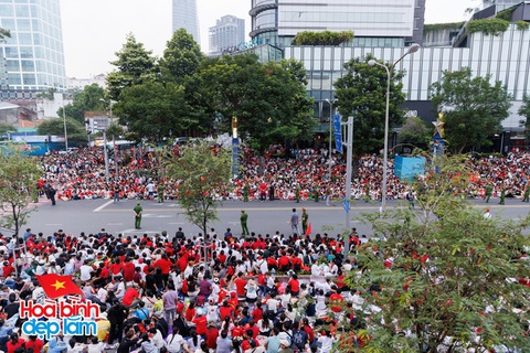 Đại lễ 30/4: Lan Ngọc, Tiểu Vy và dàn sao Việt tự hào tham gia diễu hành, Hoà Minzy đưa con trai "cắm trại" ngay từ khuya- Ảnh 1. Đại lễ 30/4: Lan Ngọc, Tiểu Vy và dàn sao Việt tự hào tham gia diễu hành, Hoà Minzy đưa con trai "cắm trại" ngay từ khuya- Ảnh 1.