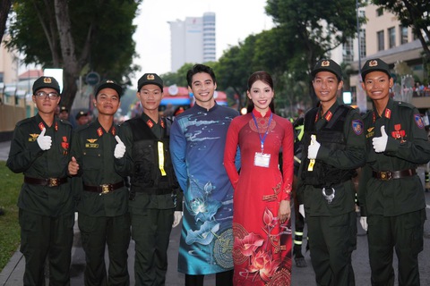 Đại lễ 30/4: Lan Ngọc, Tiểu Vy và dàn sao Việt tự hào tham gia diễu hành, Hoà Minzy đưa con trai "cắm trại" ngay từ khuya- Ảnh 13. Đại lễ 30/4: Lan Ngọc, Tiểu Vy và dàn sao Việt tự hào tham gia diễu hành, Hoà Minzy đưa con trai "cắm trại" ngay từ khuya- Ảnh 13.