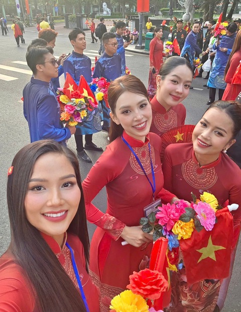 Đại lễ 30/4: Lan Ngọc, Tiểu Vy và dàn sao Việt tự hào tham gia diễu hành, Hoà Minzy đưa con trai "cắm trại" ngay từ khuya- Ảnh 12. Đại lễ 30/4: Lan Ngọc, Tiểu Vy và dàn sao Việt tự hào tham gia diễu hành, Hoà Minzy đưa con trai "cắm trại" ngay từ khuya- Ảnh 12.
