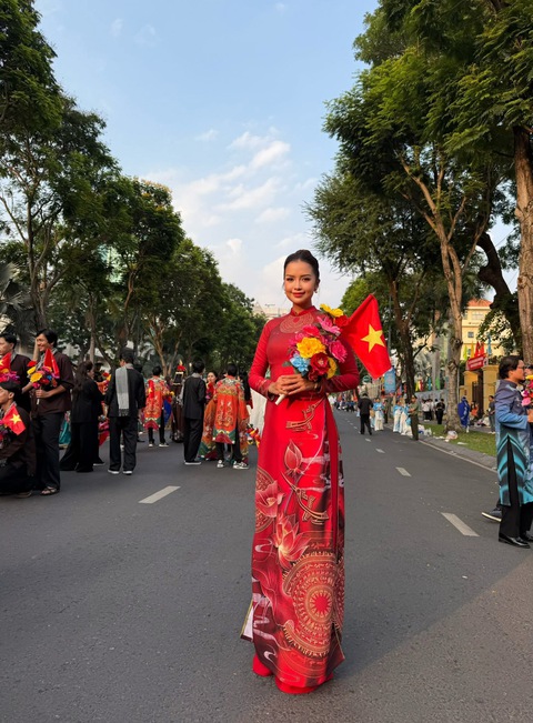 Đại lễ 30/4: Lan Ngọc, Tiểu Vy và dàn sao Việt tự hào tham gia diễu hành, Hoà Minzy đưa con trai "cắm trại" ngay từ khuya- Ảnh 11. Đại lễ 30/4: Lan Ngọc, Tiểu Vy và dàn sao Việt tự hào tham gia diễu hành, Hoà Minzy đưa con trai "cắm trại" ngay từ khuya- Ảnh 11.