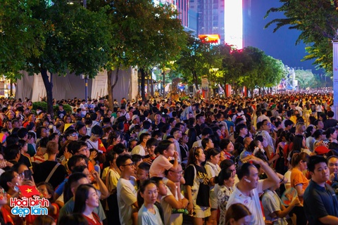 Ngay lúc này: 30 điểm bắn pháo hoa đồng loạt bừng sáng bầu trời TP.HCM đêm 30/4- Ảnh 11. Ngay lúc này: 30 điểm bắn pháo hoa đồng loạt bừng sáng bầu trời TP.HCM đêm 30/4- Ảnh 11.