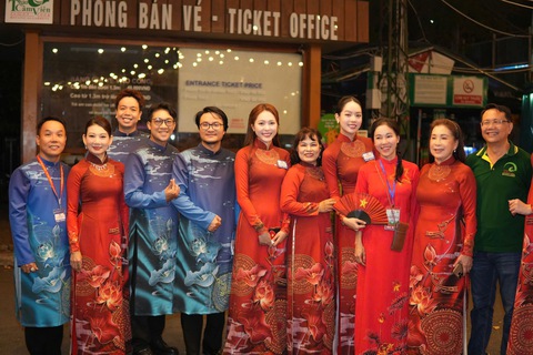Đại lễ 30/4: Lan Ngọc, Tiểu Vy và dàn sao Việt tự hào tham gia diễu hành, Hoà Minzy đưa con trai "cắm trại" ngay từ khuya- Ảnh 14. Đại lễ 30/4: Lan Ngọc, Tiểu Vy và dàn sao Việt tự hào tham gia diễu hành, Hoà Minzy đưa con trai "cắm trại" ngay từ khuya- Ảnh 14.