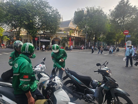 Ngoài hàng quán, bãi giữ xe, một dịch vụ bất ngờ “hốt bạc”trong ngày diễu binh- Ảnh 1. Ngoài hàng quán, bãi giữ xe, một dịch vụ bất ngờ “hốt bạc”trong ngày diễu binh- Ảnh 1.