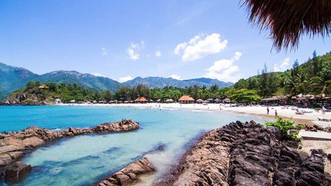 Bãi biển Việt Nam được khách Tây yêu mến, dù trưa nắng gắt vẫn kín người - Ảnh 9.