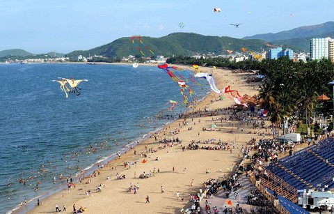 Bãi biển Việt Nam được khách Tây yêu mến, dù trưa nắng gắt vẫn kín người - Ảnh 10.
