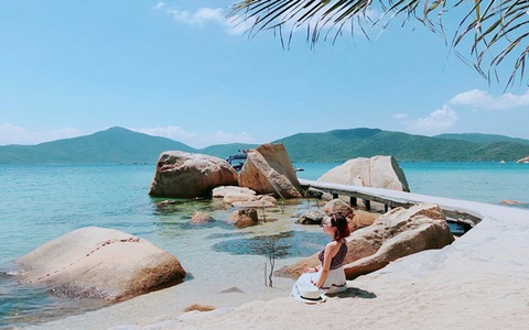 Bãi biển Việt Nam được khách Tây yêu mến, dù trưa nắng gắt vẫn kín người - Ảnh 5.