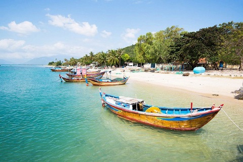 Bãi biển Việt Nam được khách Tây yêu mến, dù trưa nắng gắt vẫn kín người - Ảnh 6.