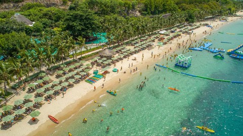 Bãi biển Việt Nam được khách Tây yêu mến, dù trưa nắng gắt vẫn kín người - Ảnh 8.