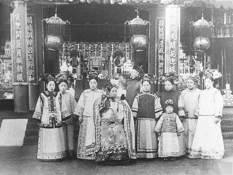 Ảnh hiếm cuối nhà thanh: Từ Hi thái hậu nhiệt tình trong việc này, Lý Liên Anh dùng sào tre chống thuyền - Ảnh 5.
