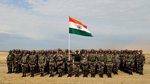 CẬP NHẬT: Pakistan dồn quân, khai hỏa 400 UAV - Ấn Độ triệu Tư lệnh 3 quân chủng, ra mệnh lệnh chưa từng có - Ảnh 1.