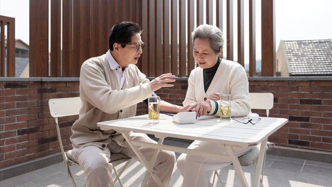 Mẹ vợ gọi điện nói bị bệnh nặng, nhờ con gái sang chăm vài hôm, vợ tôi thảng thốt chạy đến thì thấy cảnh tượng bực bội vô cùng- Ảnh 1. Mẹ vợ gọi điện nói bị bệnh nặng, nhờ con gái sang chăm vài hôm, vợ tôi thảng thốt chạy đến thì thấy cảnh tượng bực bội vô cùng- Ảnh 1.