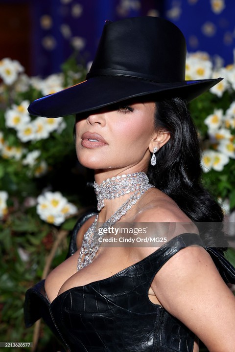 Da thật dàn sao Met Gala bị zoom không thể cận hơn: Kendall lộ khuyết điểm, BLACKPINK thua đại mỹ nhân U60- Ảnh 7. Da thật dàn sao Met Gala bị zoom không thể cận hơn: Kendall lộ khuyết điểm, BLACKPINK thua đại mỹ nhân U60- Ảnh 7.