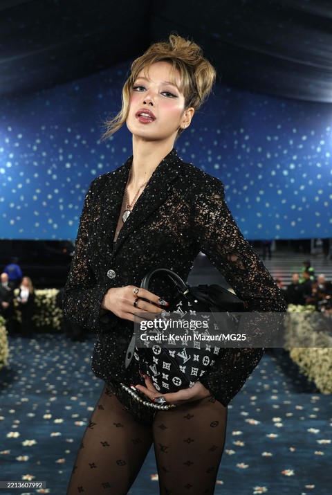 Da thật dàn sao Met Gala bị zoom không thể cận hơn: Kendall lộ khuyết điểm, BLACKPINK thua đại mỹ nhân U60- Ảnh 18. Da thật dàn sao Met Gala bị zoom không thể cận hơn: Kendall lộ khuyết điểm, BLACKPINK thua đại mỹ nhân U60- Ảnh 18.