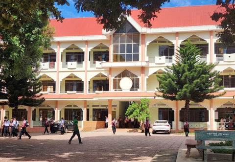 Vụ nhiều học sinh lớp 12 "tự nguyện" xin nghỉ học: Giáo viên chủ nhiệm thông tin bất ngờ - Ảnh 1.