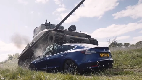 Video cựu binh 98 tuổi lái xe tăng Sherman nghiền nát xe Tesla giữa cuộc biểu tình - Ảnh 1. Video cựu binh 98 tuổi lái xe tăng Sherman nghiền nát xe Tesla giữa cuộc biểu tình - Ảnh 1.