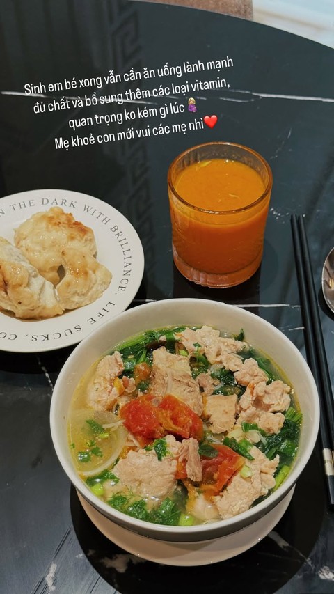 Ở cữ mà Mai Ngọc vẫn ăn uống theo kiểu này, người chê kỉ luật, khắt khe quá đà, người khen không tiếc lời- Ảnh 2. Ở cữ mà Mai Ngọc vẫn ăn uống theo kiểu này, người chê kỉ luật, khắt khe quá đà, người khen không tiếc lời- Ảnh 2.