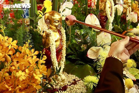 Đại lễ Phật đản 2025 tại chùa Quán Sứ: Không khí trang nghiêm và lòng thành kính - Ảnh 14. Đại lễ Phật đản 2025 tại chùa Quán Sứ: Không khí trang nghiêm và lòng thành kính - Ảnh 14.