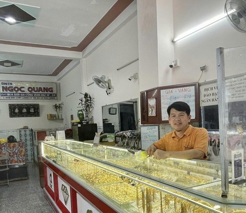 Chủ tiệm vàng lật tẩy bí mật về gói hàng 800 triệu USD khi một phụ nữ đến chuyển tiền - Ảnh 2.