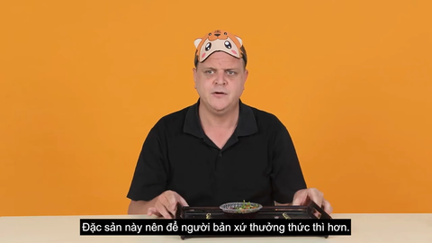 Khách Tây nếm thử lòng lợn, tiết canh của Việt Nam rồi chốt 1 câu khiến người xem cười bò - Ảnh 4.