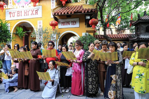 Đại lễ Phật đản 2025 tại chùa Quán Sứ: Không khí trang nghiêm và lòng thành kính - Ảnh 16. Đại lễ Phật đản 2025 tại chùa Quán Sứ: Không khí trang nghiêm và lòng thành kính - Ảnh 16.