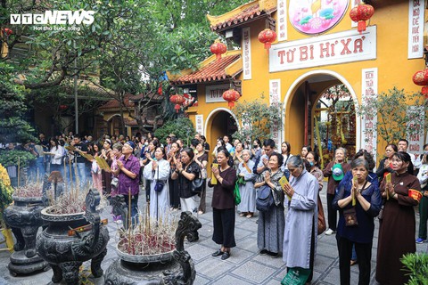 Đại lễ Phật đản 2025 tại chùa Quán Sứ: Không khí trang nghiêm và lòng thành kính - Ảnh 17. Đại lễ Phật đản 2025 tại chùa Quán Sứ: Không khí trang nghiêm và lòng thành kính - Ảnh 17.