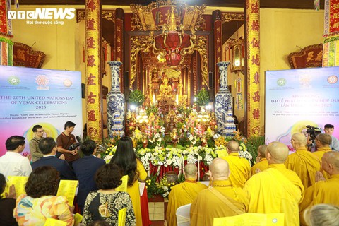 Đại lễ Phật đản 2025 tại chùa Quán Sứ: Không khí trang nghiêm và lòng thành kính - Ảnh 9. Đại lễ Phật đản 2025 tại chùa Quán Sứ: Không khí trang nghiêm và lòng thành kính - Ảnh 9.