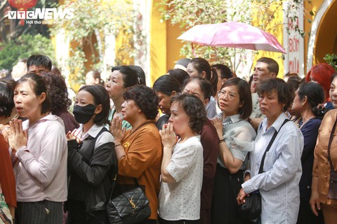 Đại lễ Phật đản 2025 tại chùa Quán Sứ: Không khí trang nghiêm và lòng thành kính - Ảnh 3. Đại lễ Phật đản 2025 tại chùa Quán Sứ: Không khí trang nghiêm và lòng thành kính - Ảnh 3.