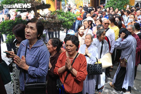 Đại lễ Phật đản 2025 tại chùa Quán Sứ: Không khí trang nghiêm và lòng thành kính - Ảnh 2. Đại lễ Phật đản 2025 tại chùa Quán Sứ: Không khí trang nghiêm và lòng thành kính - Ảnh 2.