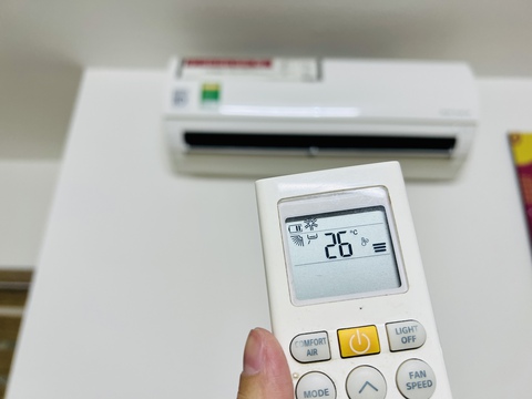 Bật điều hòa bao nhiêu độ để vừa tốt cho sức khỏe, lại giảm hóa đơn tiền điện?- Ảnh 1. Bật điều hòa bao nhiêu độ để vừa tốt cho sức khỏe, lại giảm hóa đơn tiền điện?- Ảnh 1.