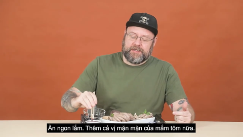 Khách Tây nếm thử lòng lợn, tiết canh của Việt Nam rồi chốt 1 câu khiến người xem cười bò - Ảnh 6.