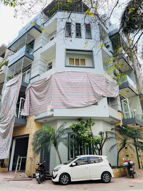 Nghệ sĩ sở hữu biệt thự 3 mặt tiền trung tâm Hà Nội: Scandal chấn động, hôn nhân vẫn viên mãn - Ảnh 2. Nghệ sĩ sở hữu biệt thự 3 mặt tiền trung tâm Hà Nội: Scandal chấn động, hôn nhân vẫn viên mãn - Ảnh 2.