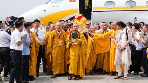 Cung rước xá lợi Phật tại sân bay Nội Bài- Ảnh 1. Cung rước xá lợi Phật tại sân bay Nội Bài - Ảnh 1.