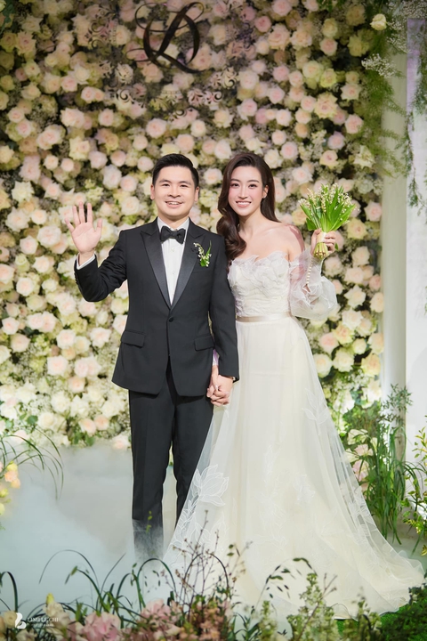 Cam thường check Đỗ Mỹ Linh cùng Chủ tịch Hà Nội FC ở sân bay gây sốt: Mặt mộc đầy khí chất "dâu hào môn" - Ảnh 2. Cam thường check Đỗ Mỹ Linh cùng Chủ tịch Hà Nội FC ở sân bay gây sốt: Mặt mộc đầy khí chất "dâu hào môn" - Ảnh 2.