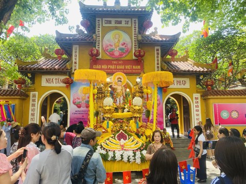 Cung rước xá lợi Đức Phật từ sân bay Nội Bài về chùa Quán Sứ - Ảnh 1.