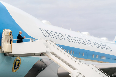 Qatar tặng máy bay 400 triệu USD cho tổng thống Trump: Những tranh cãi xung quanh - Ảnh 1. Qatar tặng máy bay 400 triệu USD cho tổng thống Trump: Những tranh cãi xung quanh - Ảnh 1.