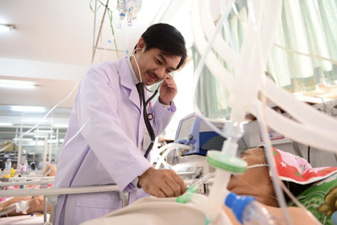 PGS-TS Nguyễn Huy Thắng: Người Việt Nam mắc đột quỵ sớm hơn 10 tuổi so với thế giới- Ảnh 1. PGS-TS Nguyễn Huy Thắng: Người Việt Nam mắc đột quỵ sớm hơn 10 tuổi so với thế giới- Ảnh 1.