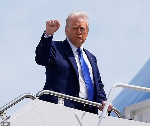 Chuyên cơ của Trump: Cung điện bay 400 triệu USD được Qatar tặng cựu Tổng thống Mỹ - Ảnh 12. Chuyên cơ của Trump: Cung điện bay 400 triệu USD được Qatar tặng cựu Tổng thống Mỹ - Ảnh 12.