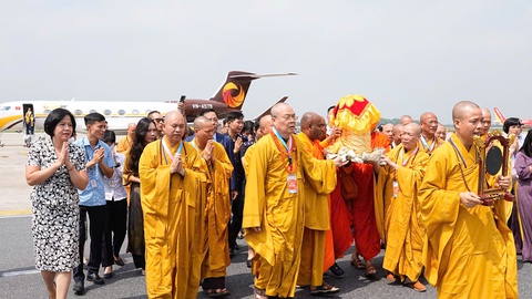Cung rước xá lợi Phật tại sân bay Nội Bài- Ảnh 5. Cung rước xá lợi Phật tại sân bay Nội Bài - Ảnh 5.